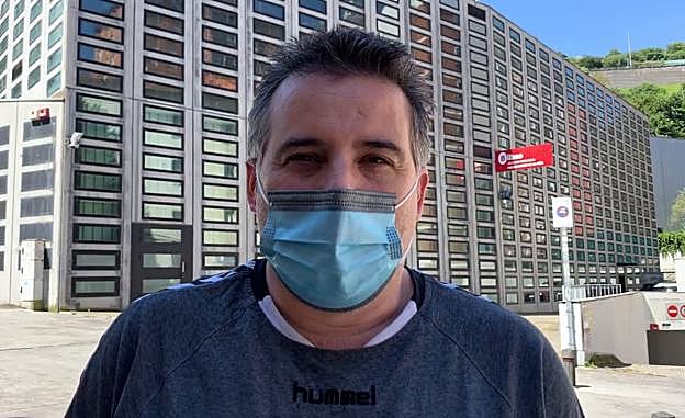 El director del RETAbet se felicita por la renovación de Mumbru. JC