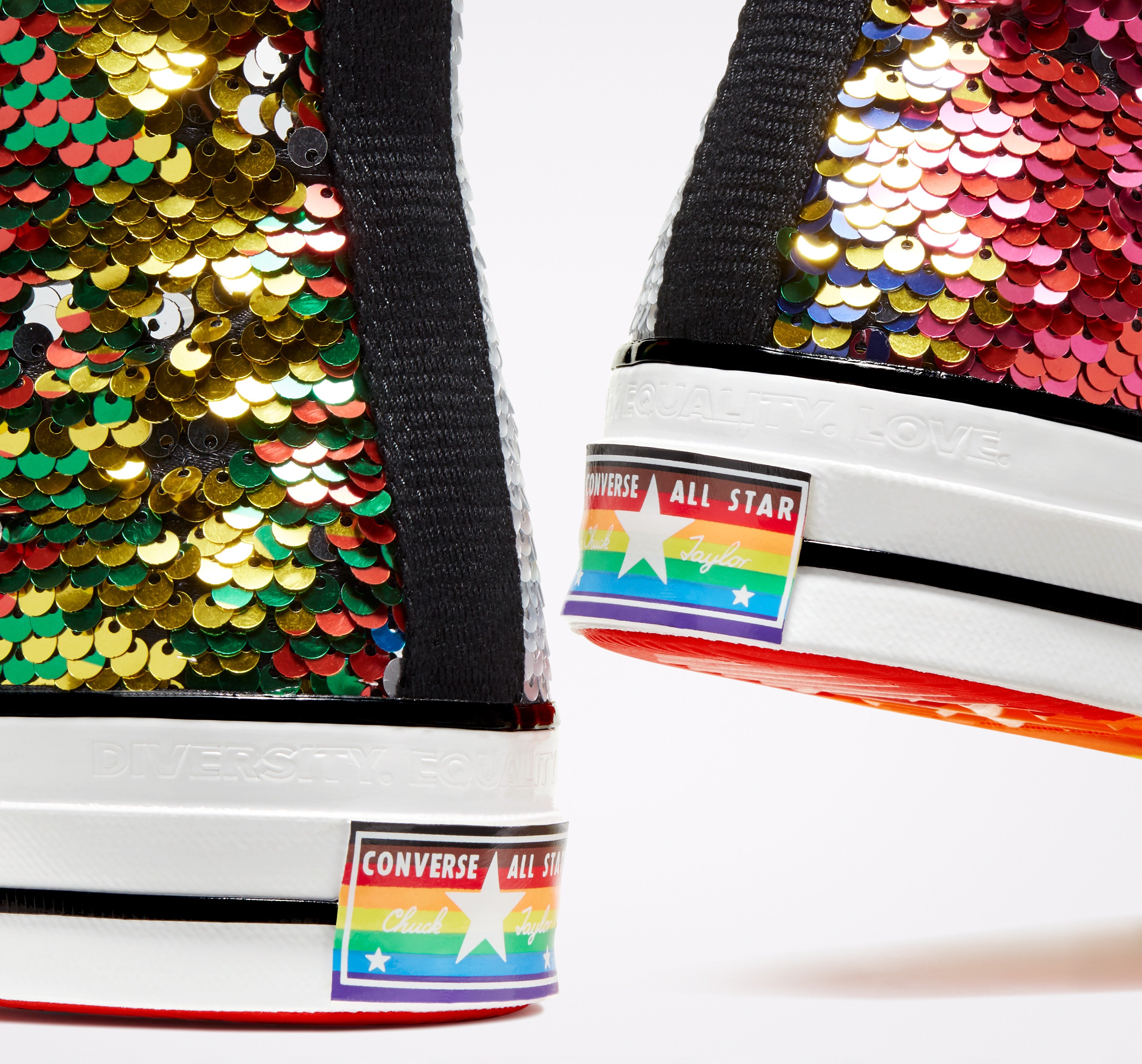 Fotos: Las zapatillas de Nike, Converse y New Balance se tiñen con los colores del Orgullo para apoyar la diversidad