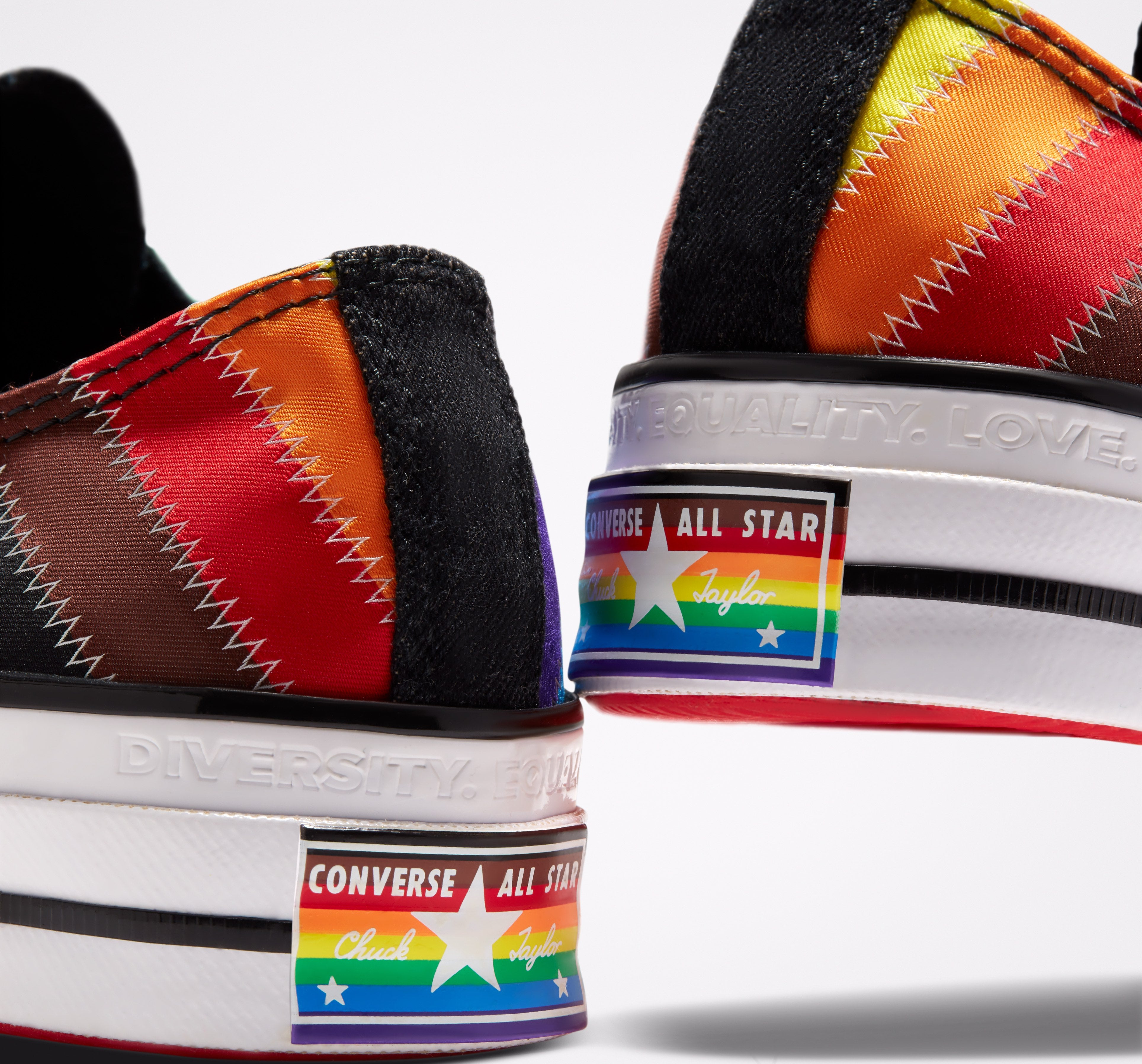 Fotos: Las zapatillas de Nike, Converse y New Balance se tiñen con los colores del Orgullo para apoyar la diversidad