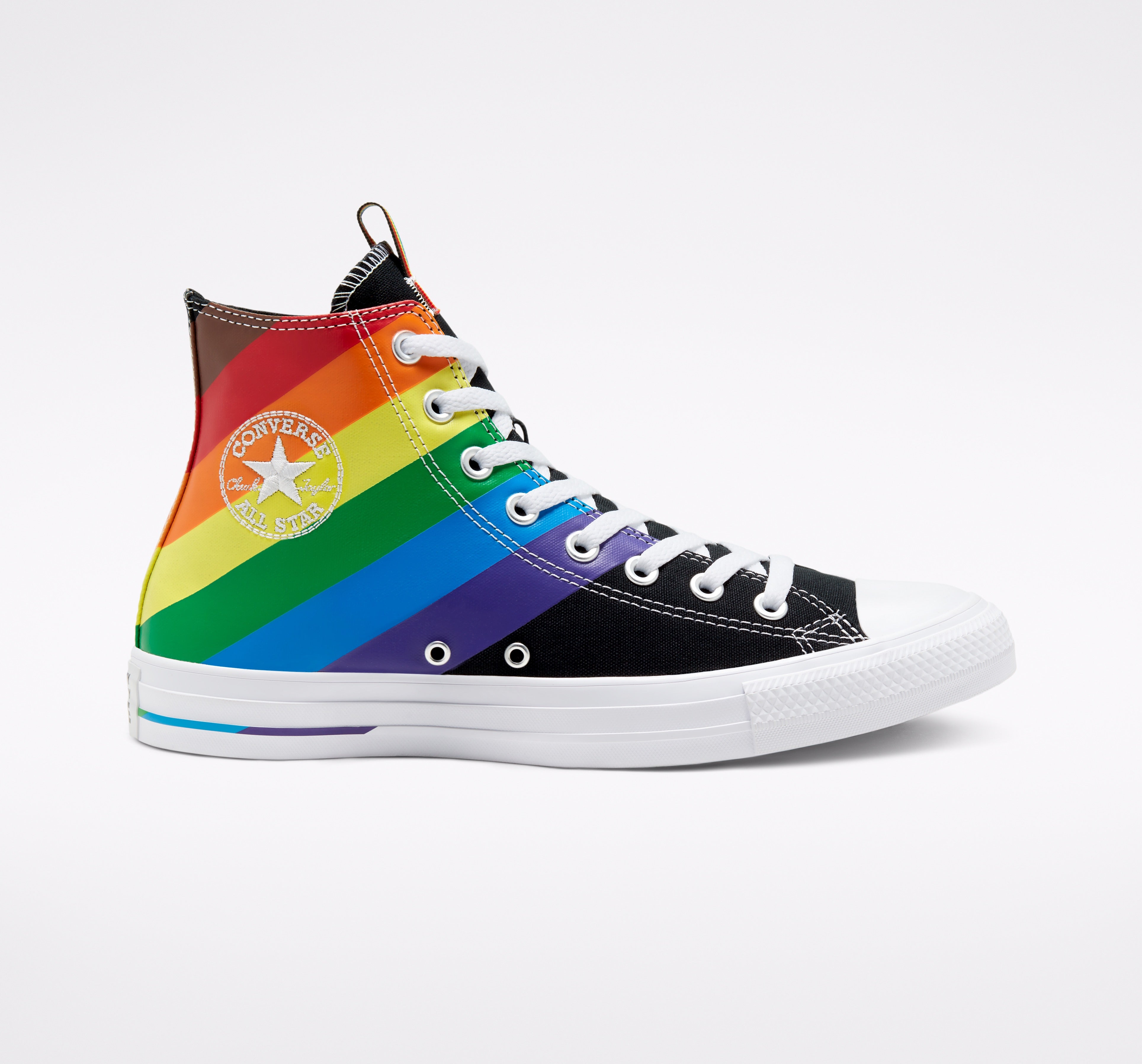 Fotos: Las zapatillas de Nike, Converse y New Balance se tiñen con los colores del Orgullo para apoyar la diversidad