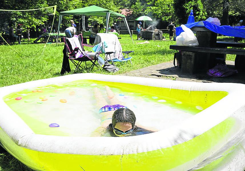 Una niña juega en una piscina.