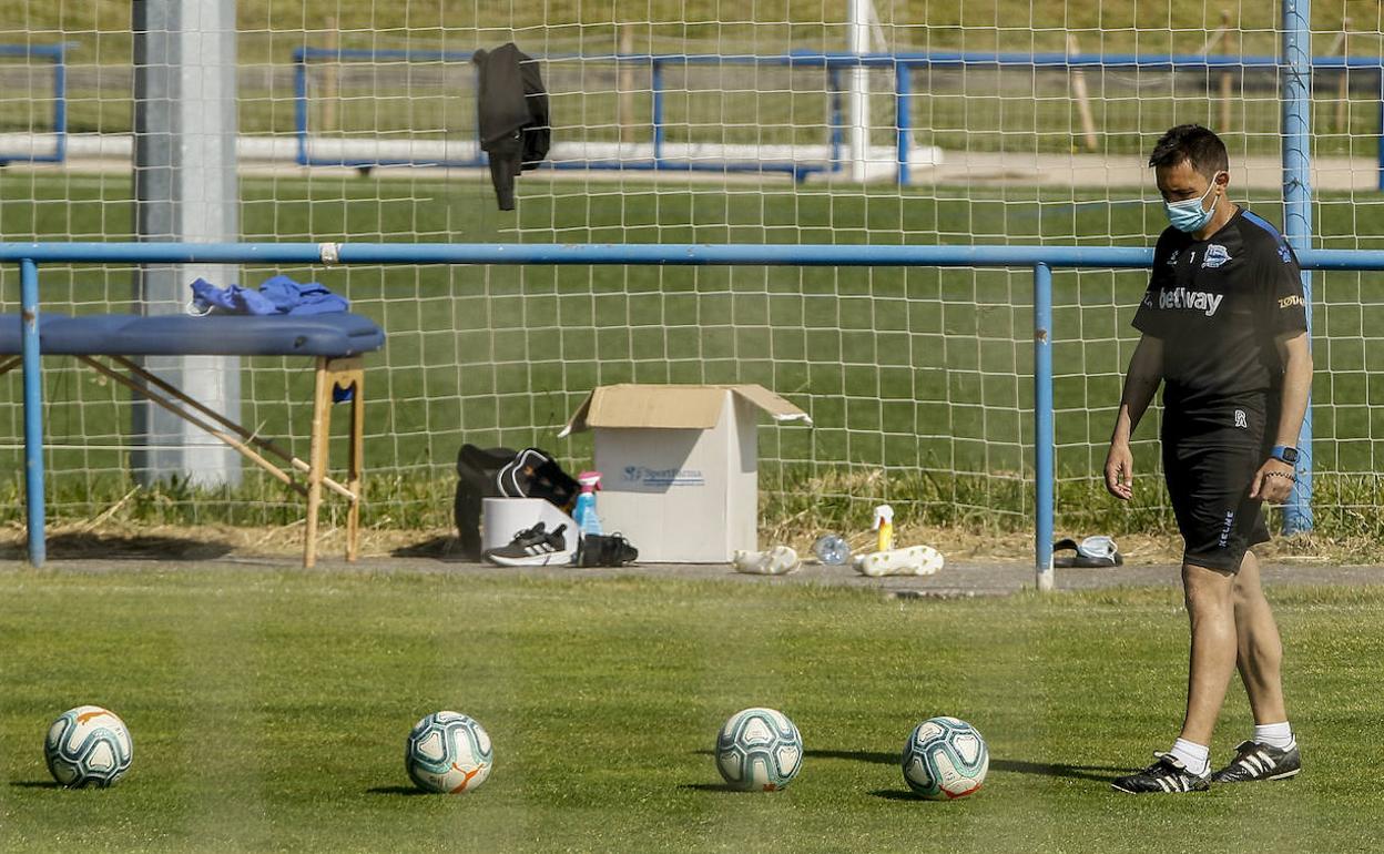 Asier Garitano prepara un ejercicio con balones en un entrenamiento. 