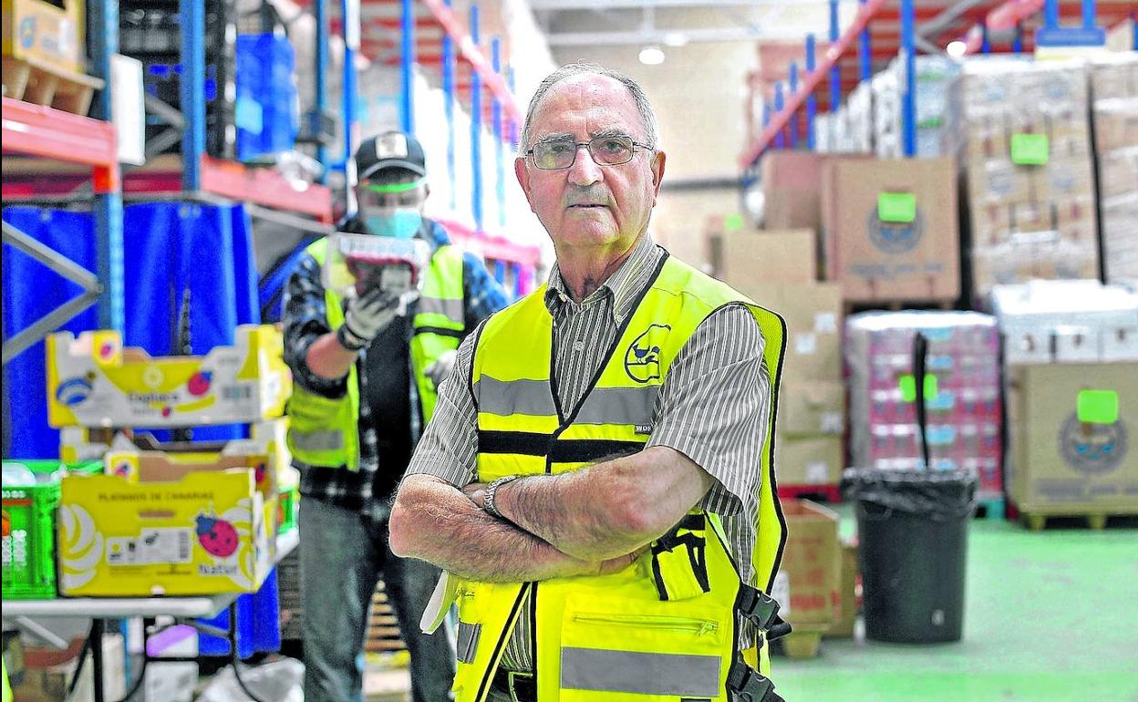 Las estanterías del pabellón de Basauri, lamenta Fernandino, no están llenas. «Entra mucha comida, pero sale rápido». 