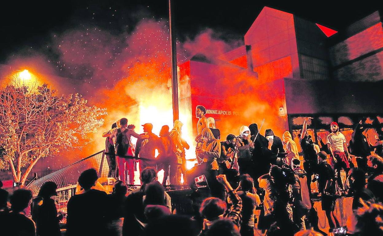 Un grupo de violentos asaltó y prendió fuego a la comisaría de Mineápolis a la que pertenecían los agentes que participaron en la detención de Floyd.