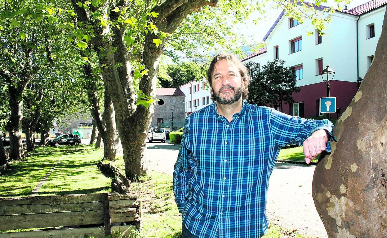 El alcalde estudia si es viable abrir las piscinas este verano, porque opina que el río que atraviesa la localidad, no es una solución. 