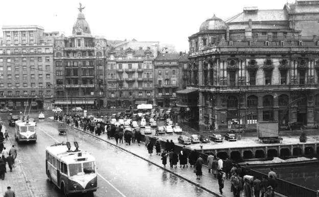 En Bilbao empiezan a circular los primeros trolebuses de España.