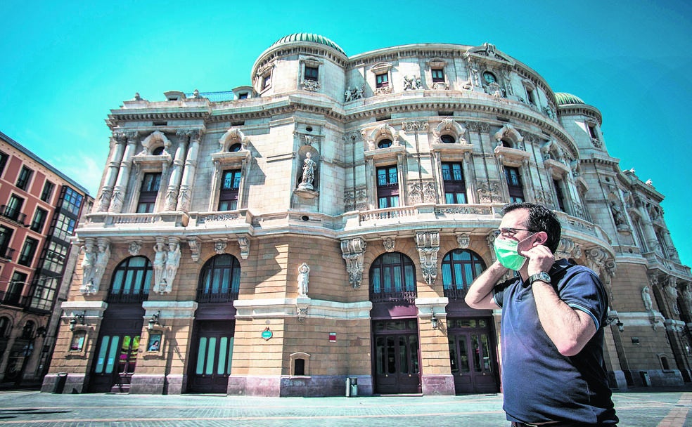 La plaza del Arriaga quedó desierta a mediados de marzo y hoy cumple años cerrado a cal y canto.