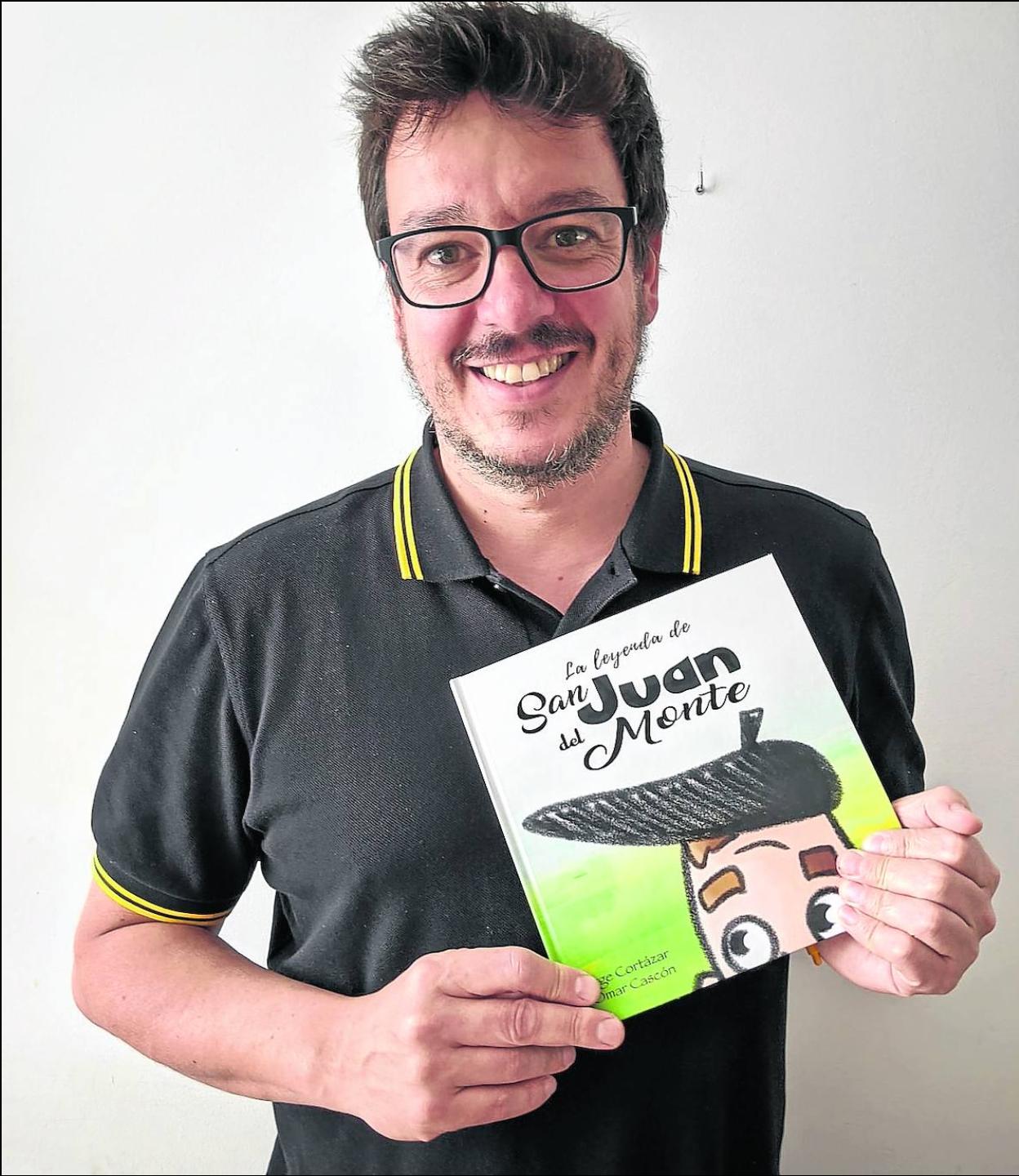 Jorge Cortázar con un ejemplar del libro que ya puede adquirirse en las librerías