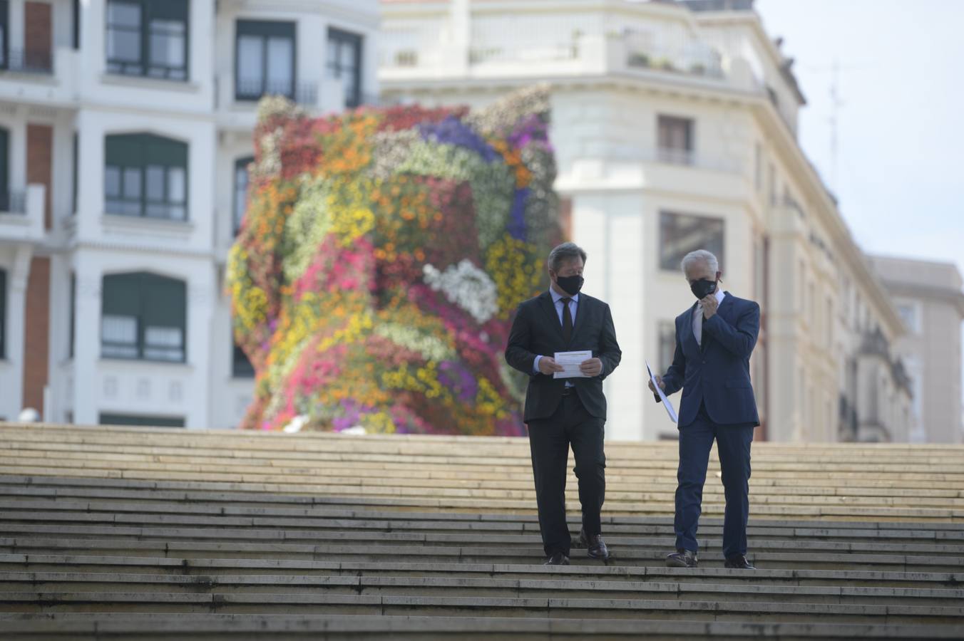 Apertura del museo Guggenheim. El director general del Guggenheim, Juan Ignacio Vidarte junto con el consejero de Cultura Bingen Zupiria.