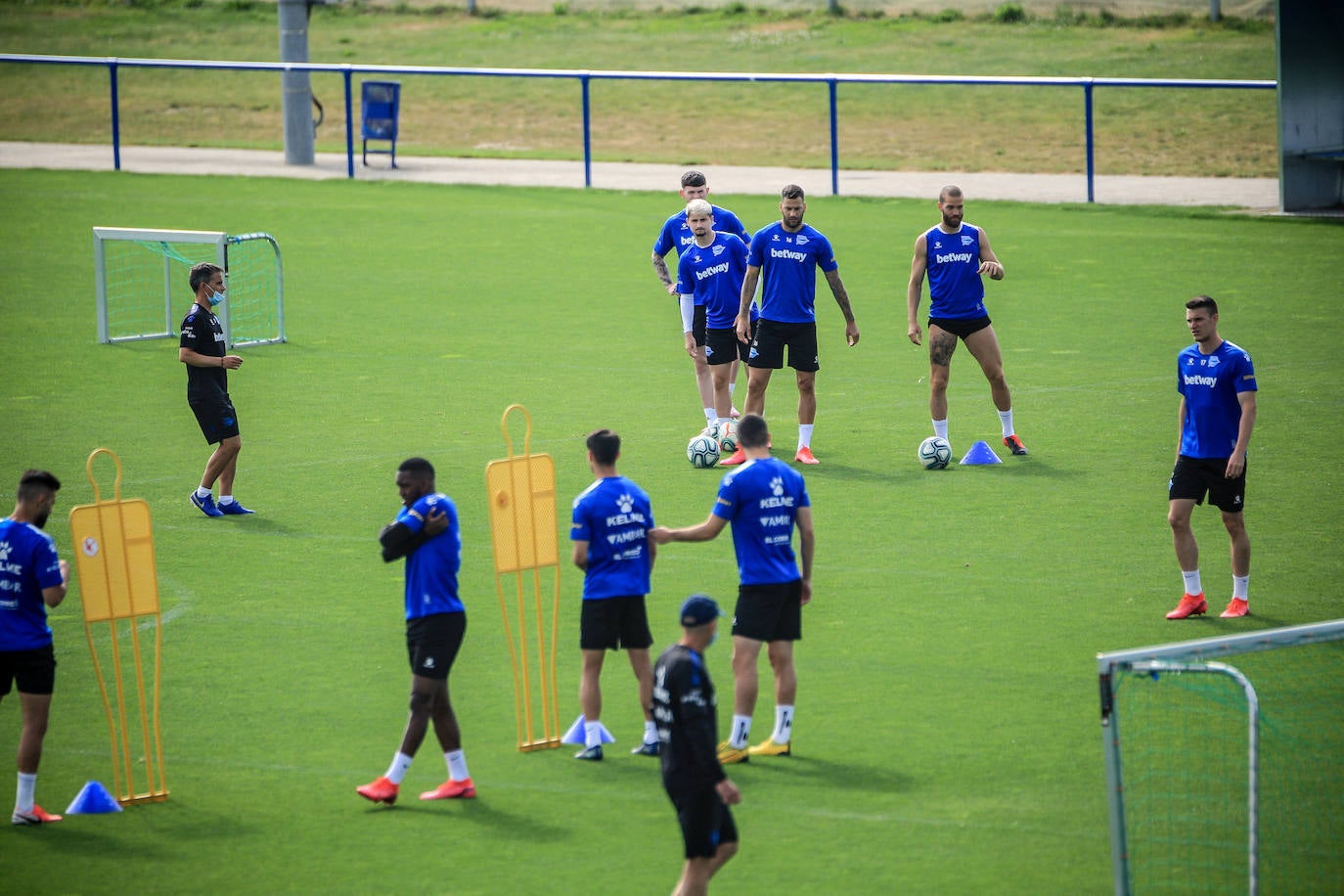 Fotos: El Alavés ya entrena con toda la plantilla junta