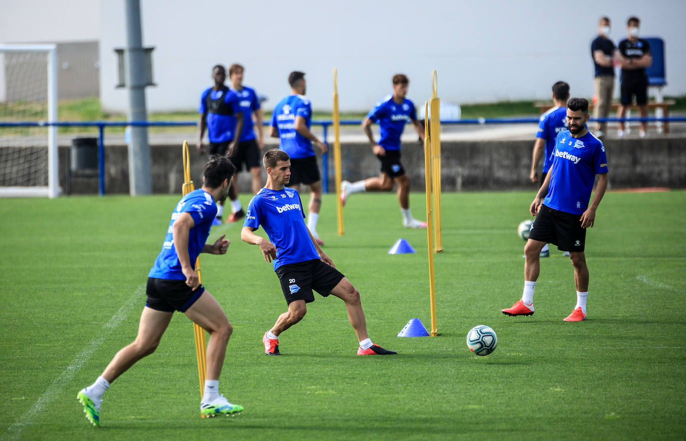 Fotos: El Alavés ya entrena con toda la plantilla junta