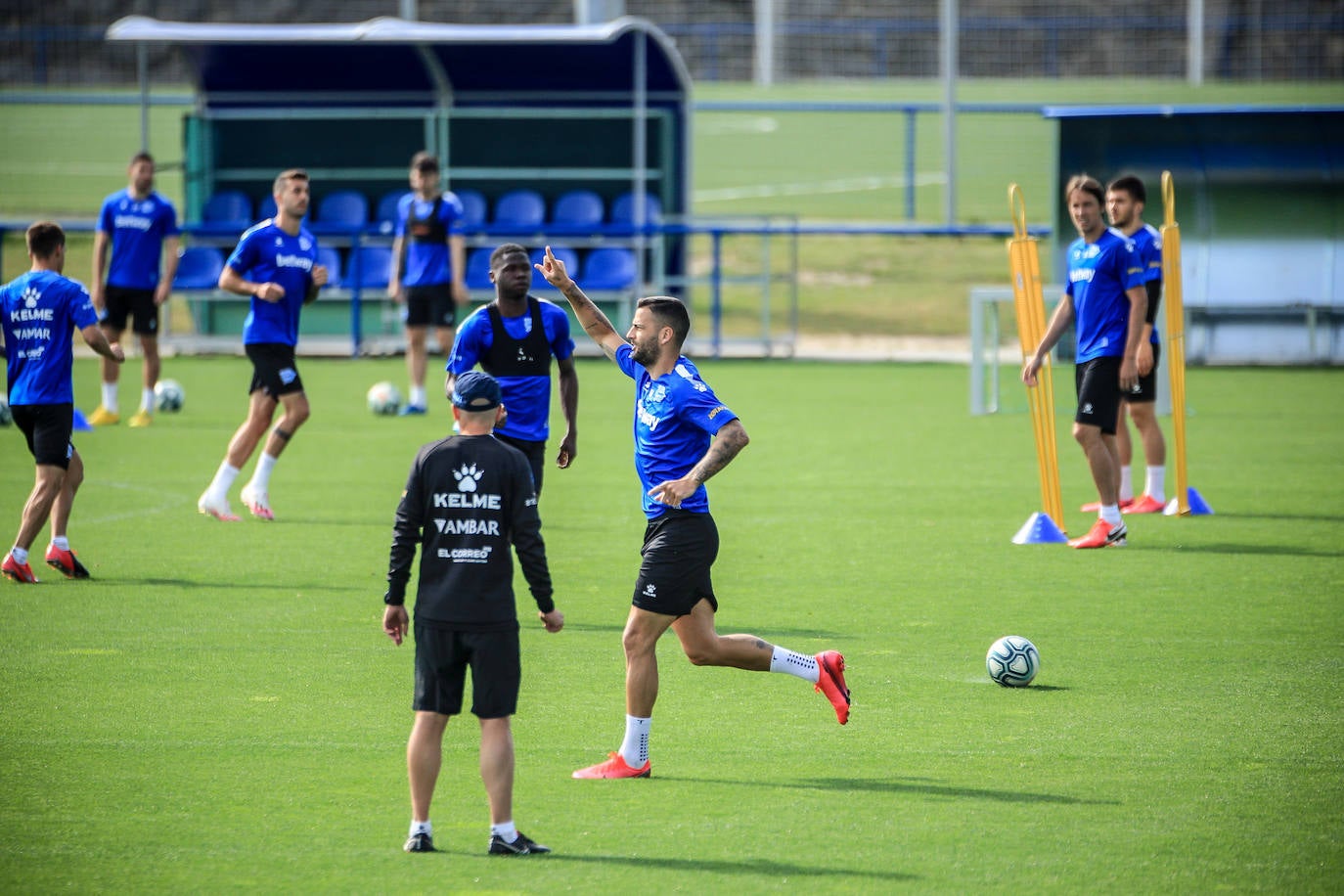 Fotos: El Alavés ya entrena con toda la plantilla junta