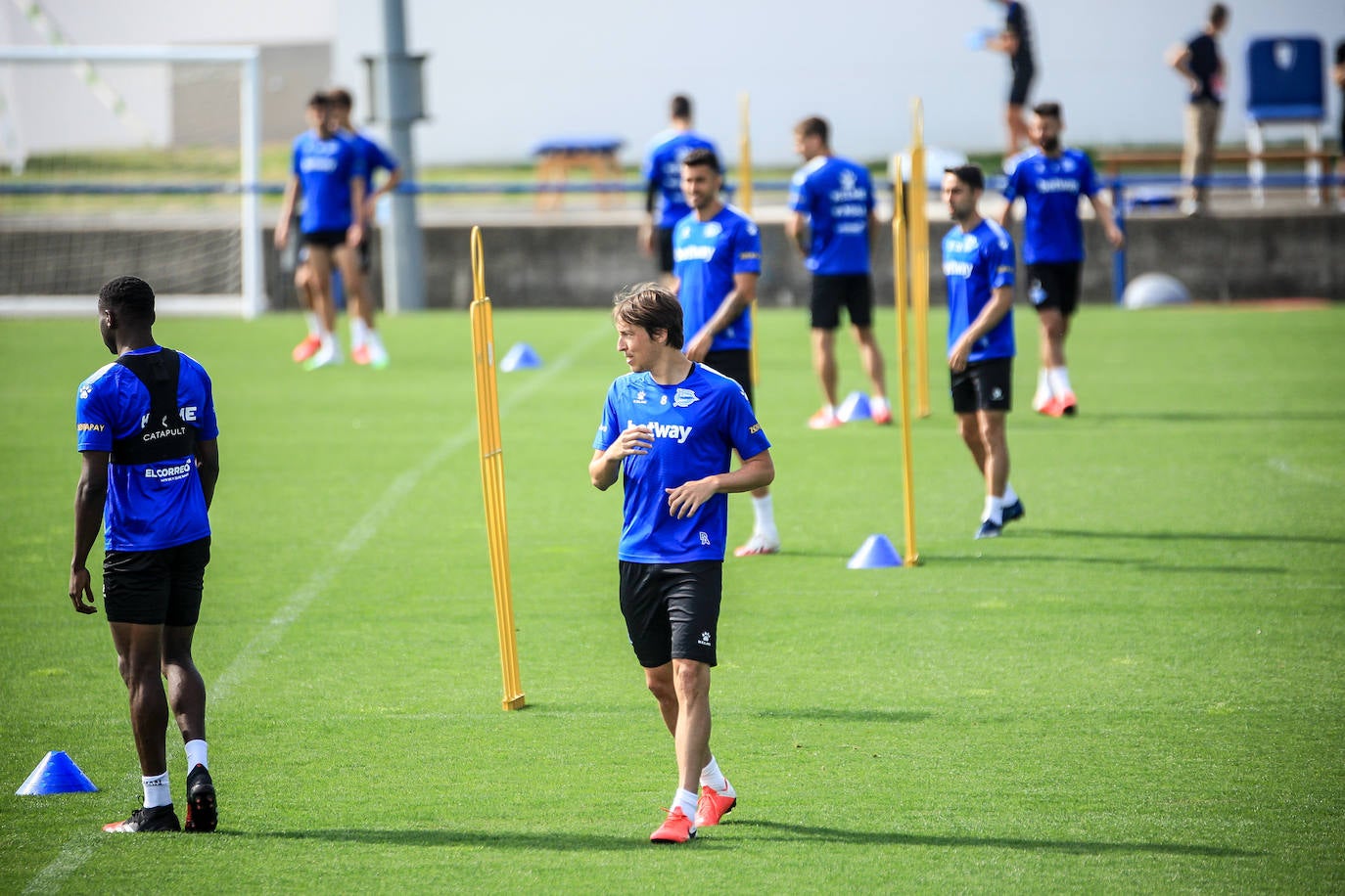 Fotos: El Alavés ya entrena con toda la plantilla junta