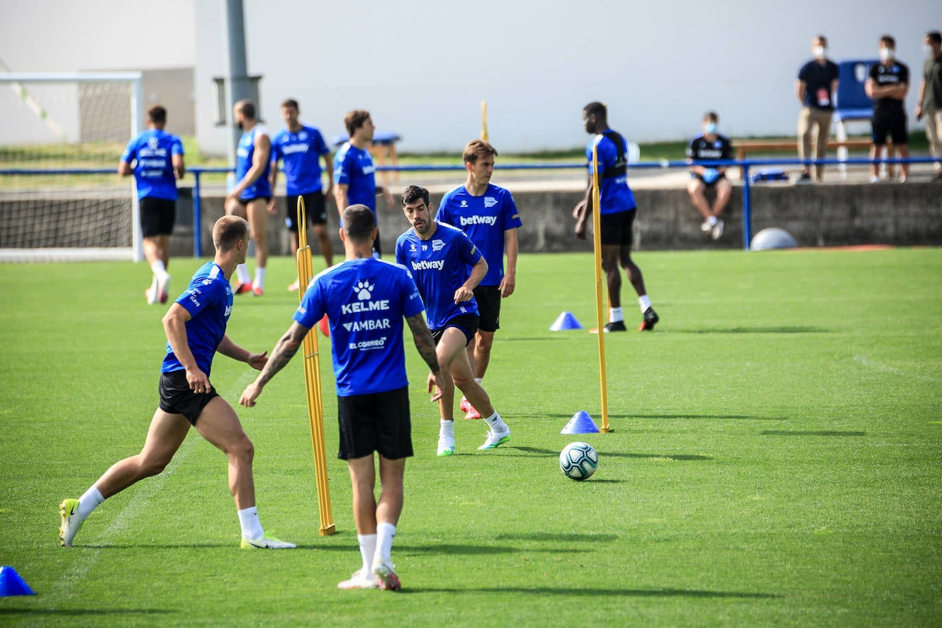 Fotos: El Alavés ya entrena con toda la plantilla junta