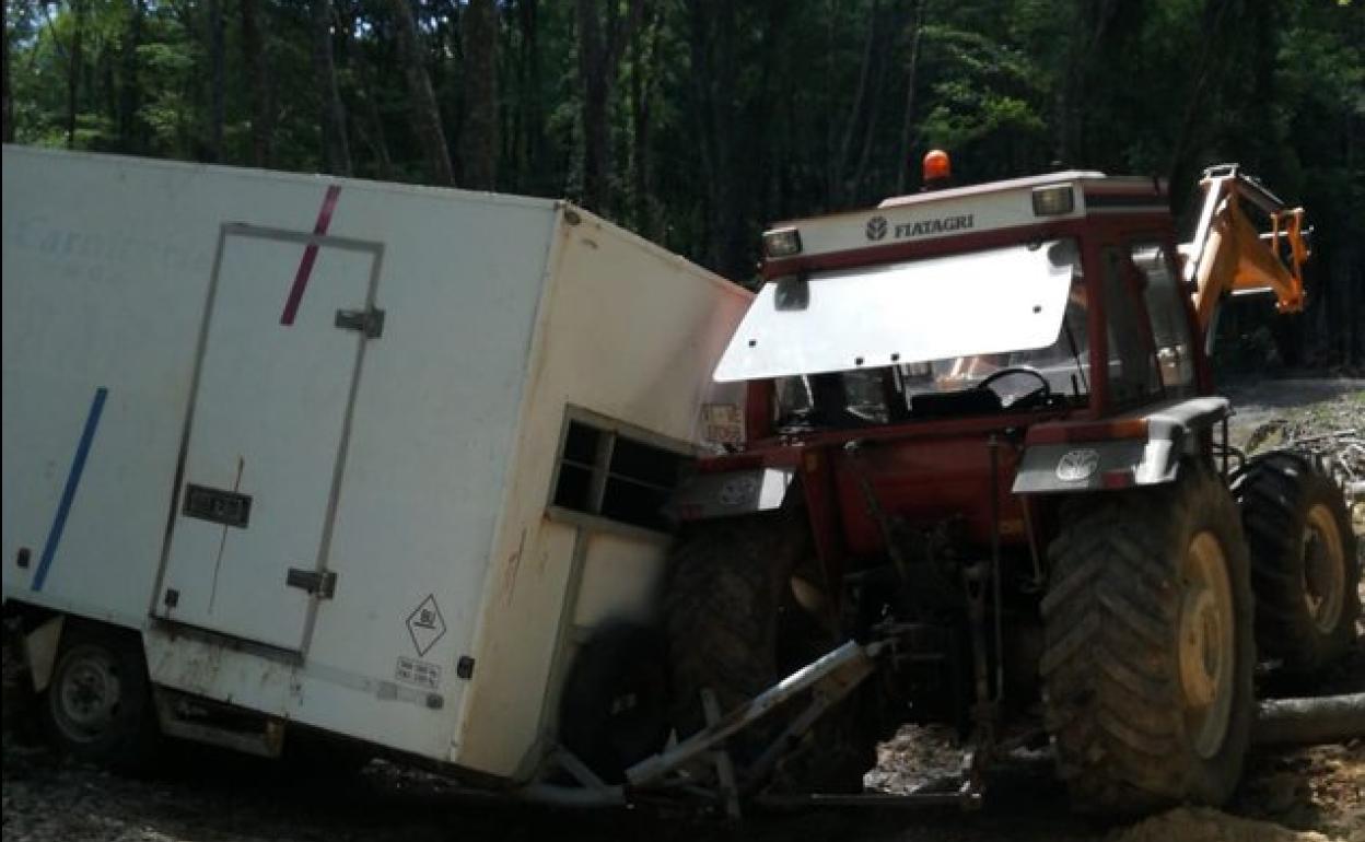 El hombre ha quedado atrapado entre el remolque y el tractor. 