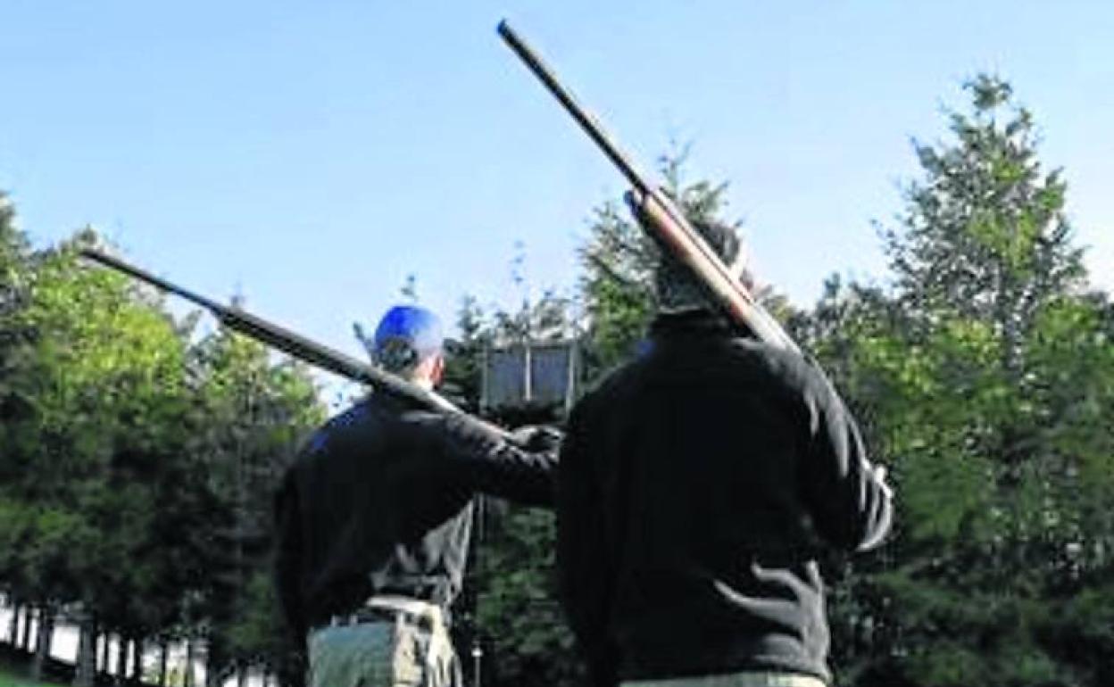 Los vecinos han denunciado en algunas ocasiones que los perdigones han llegado a impactar contra sus ventanas. 