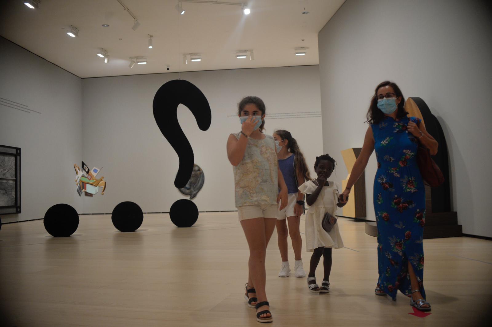 Apertura del museo Guggenheim. Los primeros visitantes , durante la tarde de este lunes.