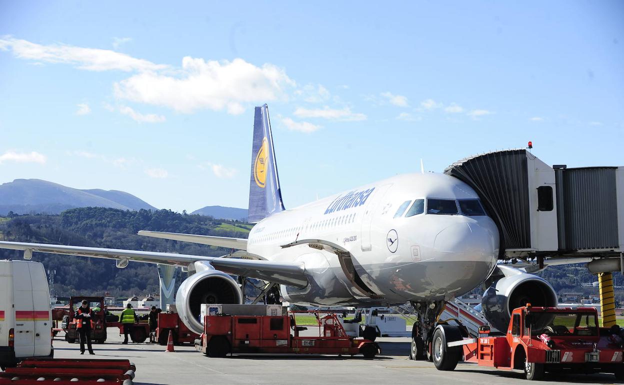 Un avión de Lutfthansa se prepara para volar en el aeropuerto de Loiu. 