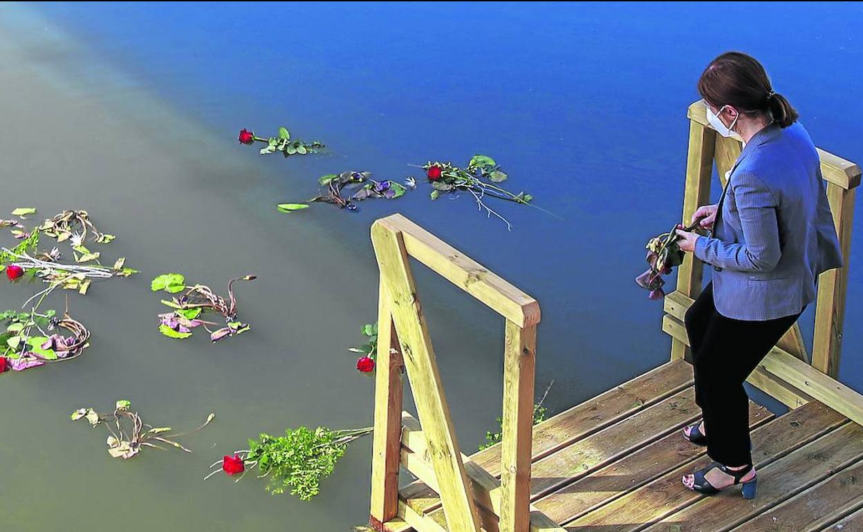 El Gobierno vasco y Eudel realizaron ayer una ofrenda floral en el humedal de Salburua, en Vitoria, en memoria de los fallecidos en la crisis. 