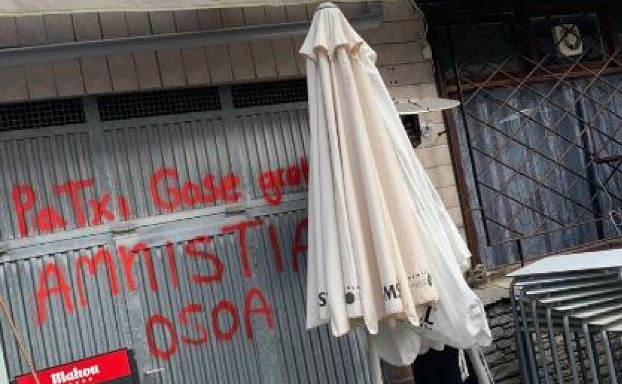 Pintadas sobre la persiana del batzoki de Arminta, esta mañana. 