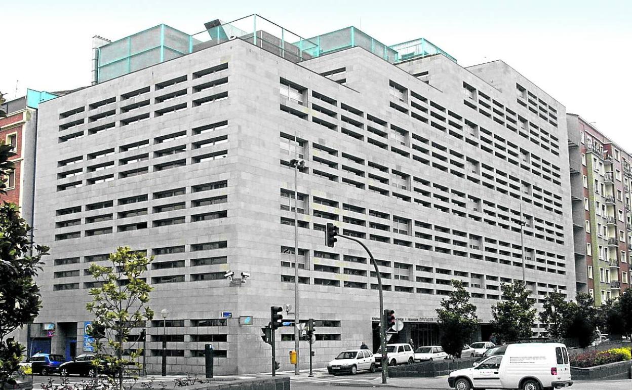 Fachada principal del edificio de Hacienda de la Diputación de Álava.