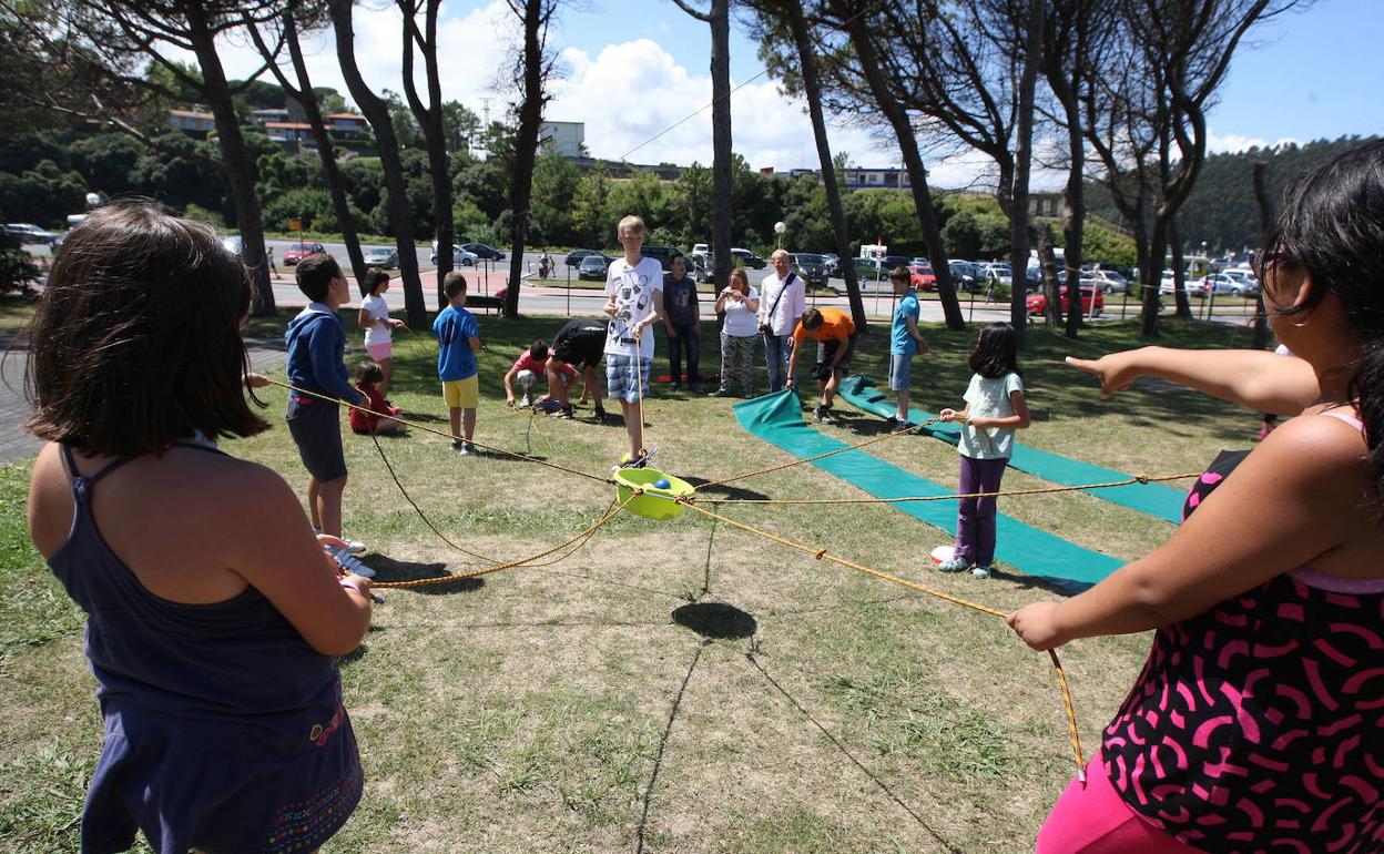 Unos niños juegan en los campamentos de verano organizados en el albergue de Plentzia. 