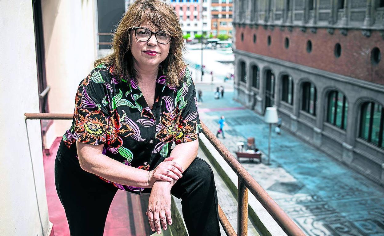 Txani Rodríguez, frente a la fachada de la Alhóndiga, vuelve a tratar los temas que le preocupan en una novela «más luminosa».