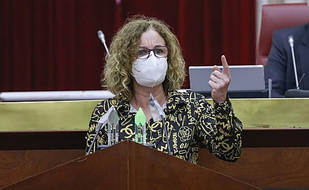 Cristina González, cubierta con la mascarilla en la tribuna. 