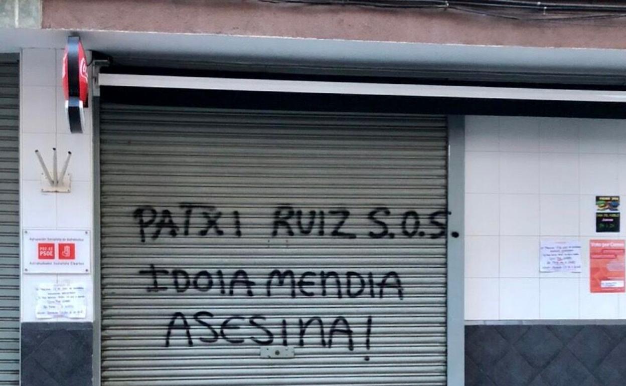 Imagen de una de las casas del pueblo atacadas estos días. 
