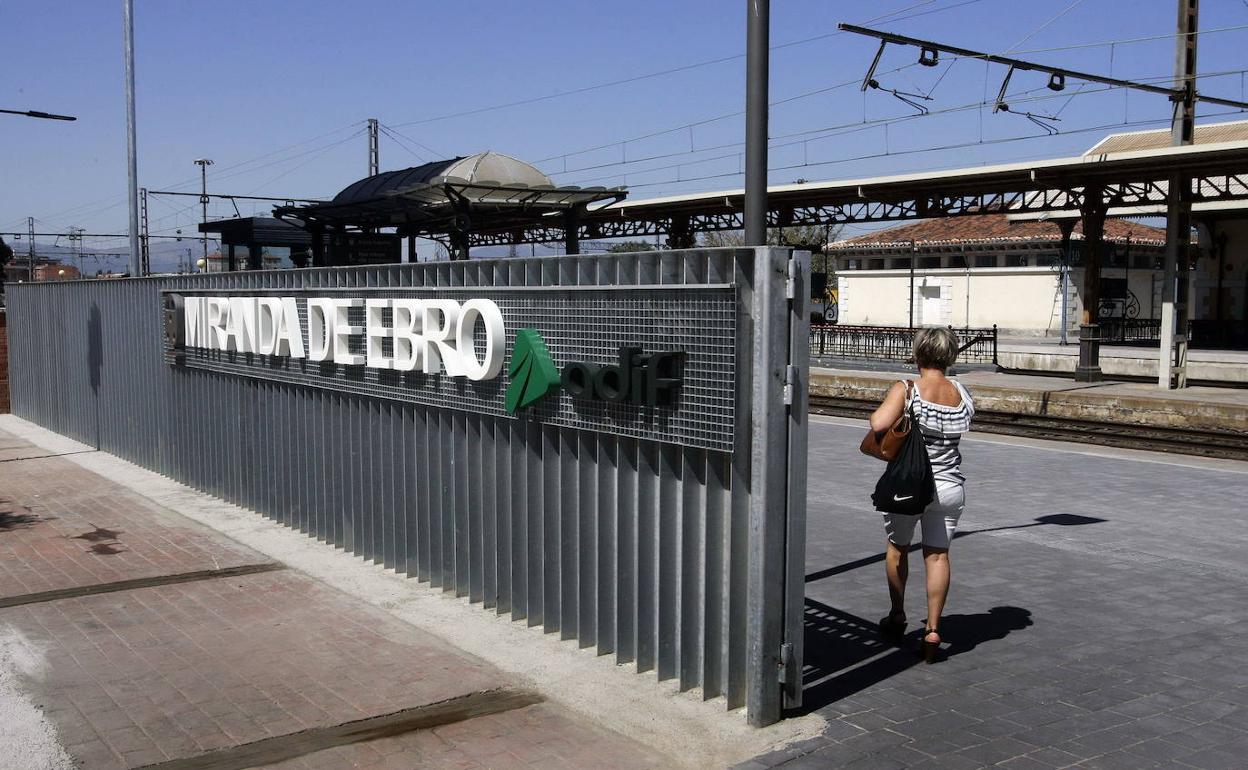 Acceso principal a las instalaciones de la estación de ferrocarril en Miranda.