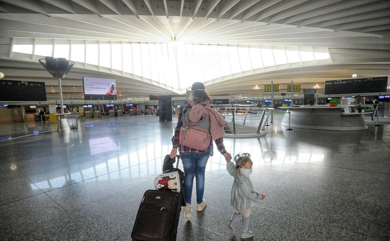 Una mujer y su hija parten hacia Málaga desde un aeropuerto de Loiu casi vacío.