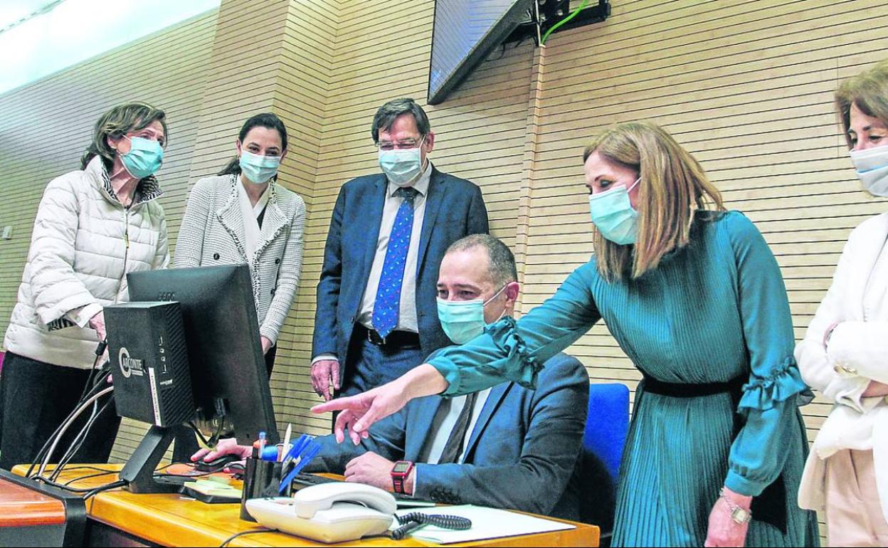 Las autoridades judiciales de Euskadi asistieron ayer en Getxo a la presentación del sistema de grabación.