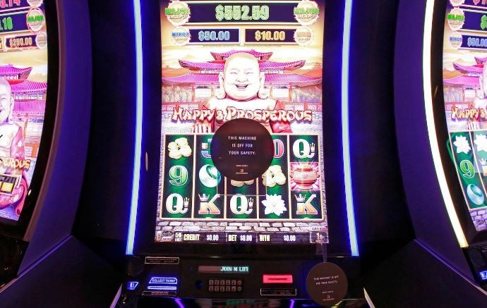 Los casinos de Las Vegas recuperan poco a poco la normalidad. Las ruletas vuelven a girar mientras los jugadores vigilan sus apuestas con mascarillas en el rostro y rodeados de medidas de seguridad para prevenir el contagio de la Covid-19 durante el juego.