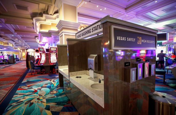 Los casinos de Las Vegas recuperan poco a poco la normalidad. Las ruletas vuelven a girar mientras los jugadores vigilan sus apuestas con mascarillas en el rostro y rodeados de medidas de seguridad para prevenir el contagio de la Covid-19 durante el juego.