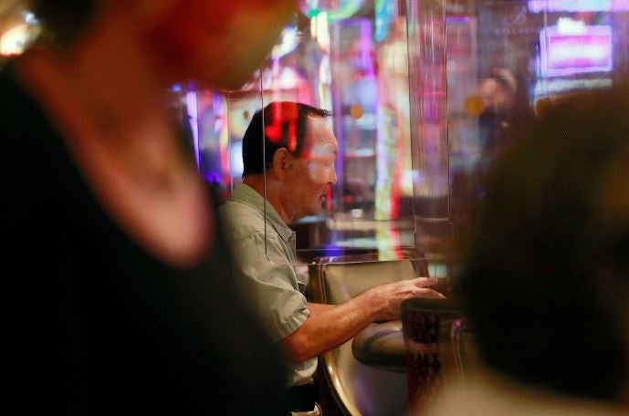 Los casinos de Las Vegas recuperan poco a poco la normalidad. Las ruletas vuelven a girar mientras los jugadores vigilan sus apuestas con mascarillas en el rostro y rodeados de medidas de seguridad para prevenir el contagio de la Covid-19 durante el juego.