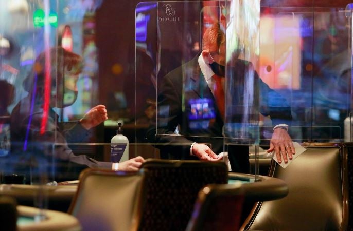 Los casinos de Las Vegas recuperan poco a poco la normalidad. Las ruletas vuelven a girar mientras los jugadores vigilan sus apuestas con mascarillas en el rostro y rodeados de medidas de seguridad para prevenir el contagio de la Covid-19 durante el juego.