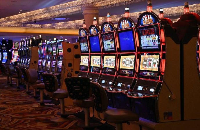 Los casinos de Las Vegas recuperan poco a poco la normalidad. Las ruletas vuelven a girar mientras los jugadores vigilan sus apuestas con mascarillas en el rostro y rodeados de medidas de seguridad para prevenir el contagio de la Covid-19 durante el juego.