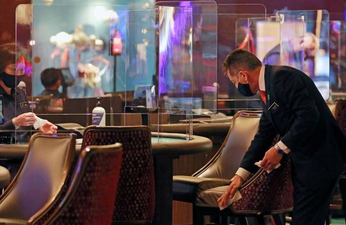 Los casinos de Las Vegas recuperan poco a poco la normalidad. Las ruletas vuelven a girar mientras los jugadores vigilan sus apuestas con mascarillas en el rostro y rodeados de medidas de seguridad para prevenir el contagio de la Covid-19 durante el juego.