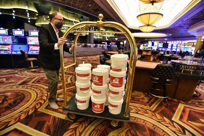 Los casinos de Las Vegas recuperan poco a poco la normalidad. Las ruletas vuelven a girar mientras los jugadores vigilan sus apuestas con mascarillas en el rostro y rodeados de medidas de seguridad para prevenir el contagio de la Covid-19 durante el juego.