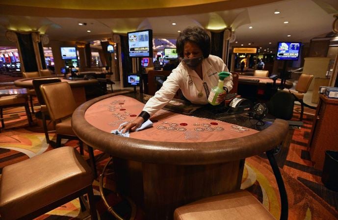 Los casinos de Las Vegas recuperan poco a poco la normalidad. Las ruletas vuelven a girar mientras los jugadores vigilan sus apuestas con mascarillas en el rostro y rodeados de medidas de seguridad para prevenir el contagio de la Covid-19 durante el juego.
