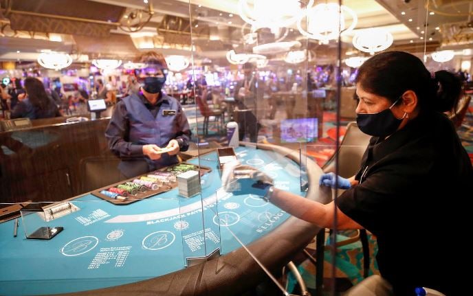 Los casinos de Las Vegas recuperan poco a poco la normalidad. Las ruletas vuelven a girar mientras los jugadores vigilan sus apuestas con mascarillas en el rostro y rodeados de medidas de seguridad para prevenir el contagio de la Covid-19 durante el juego.
