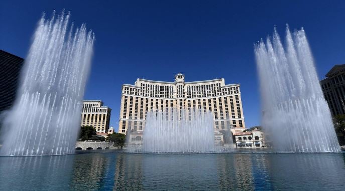 Los casinos de Las Vegas recuperan poco a poco la normalidad. Las ruletas vuelven a girar mientras los jugadores vigilan sus apuestas con mascarillas en el rostro y rodeados de medidas de seguridad para prevenir el contagio de la Covid-19 durante el juego.
