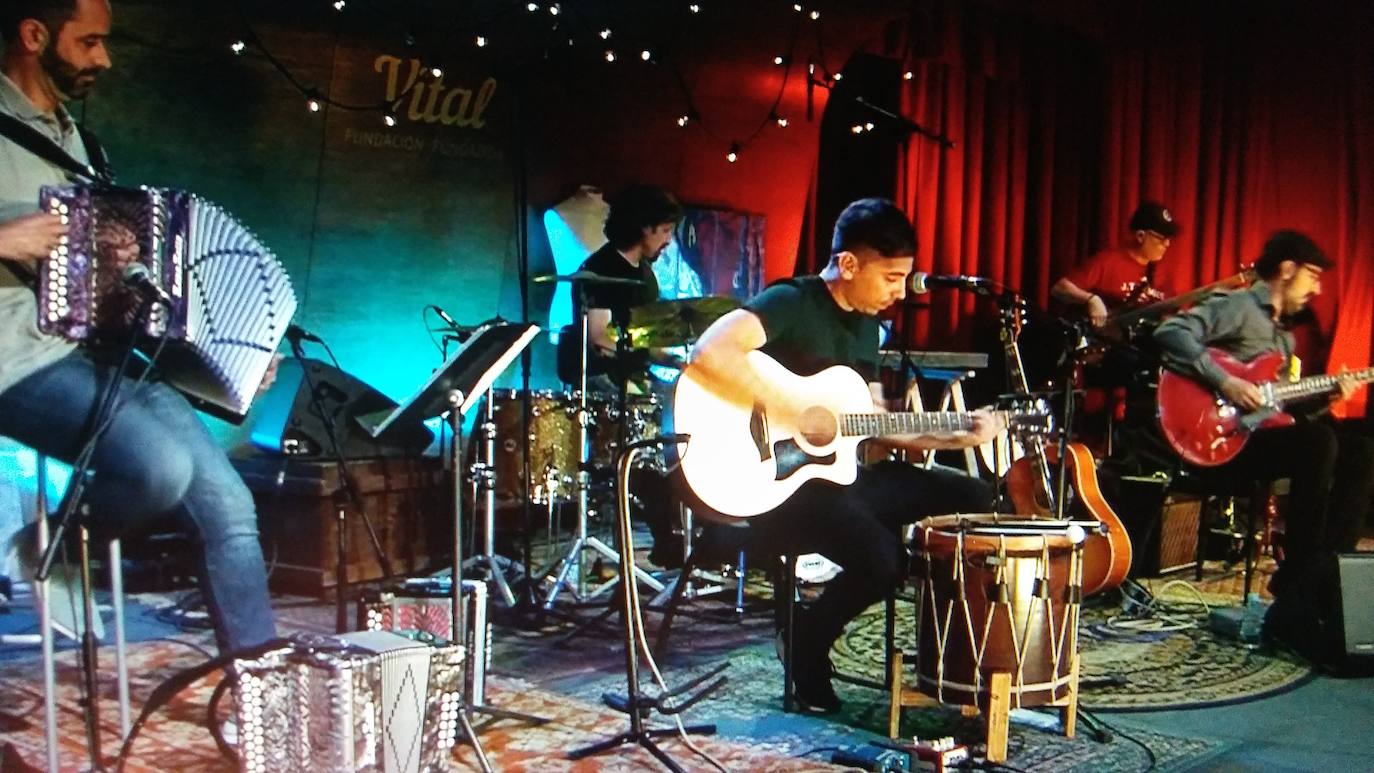 Palacios a la guitarra en el centro del quinteto versionando 'Otra forma de vivir'.