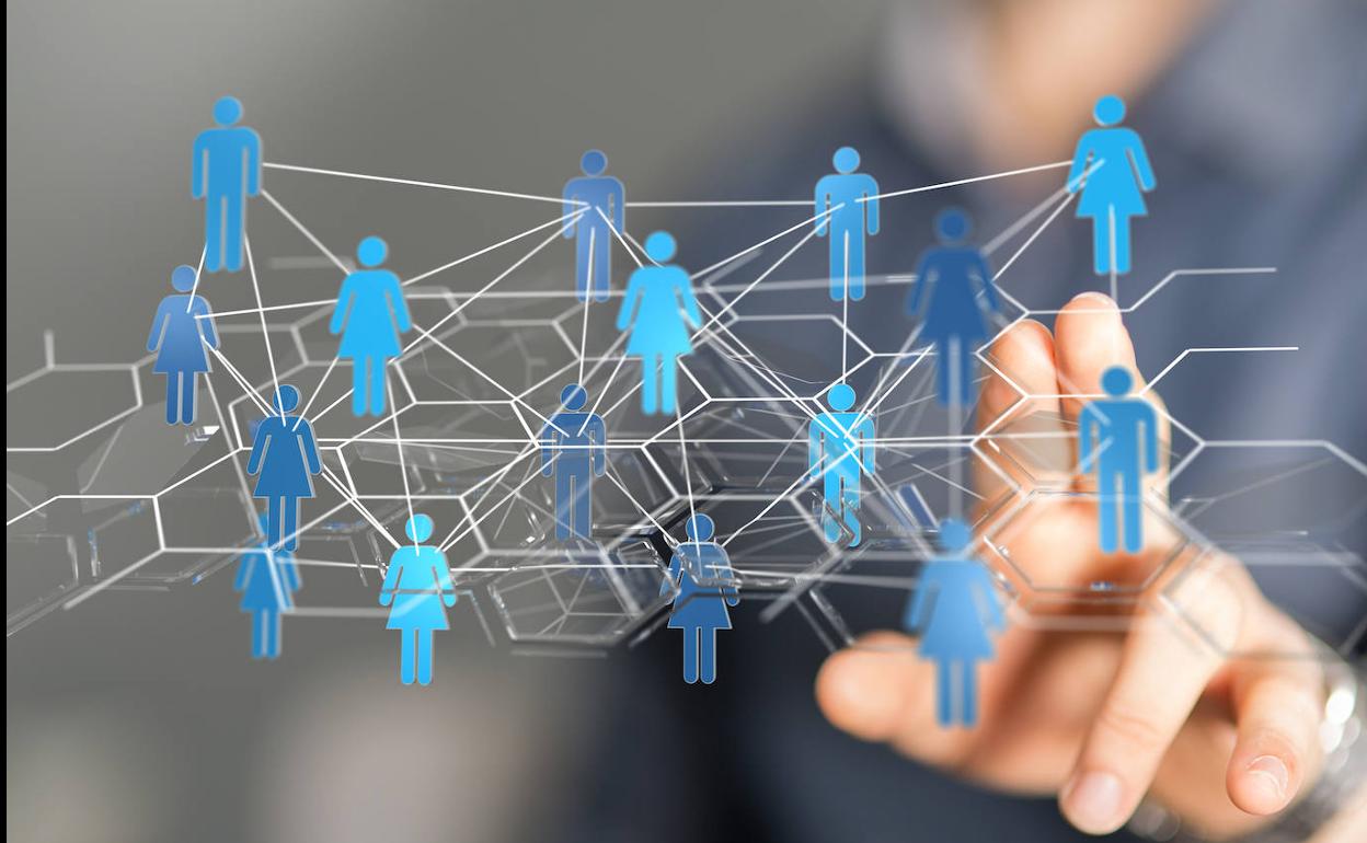 Badira bere burua besteen gainetik jartzen dutenak.