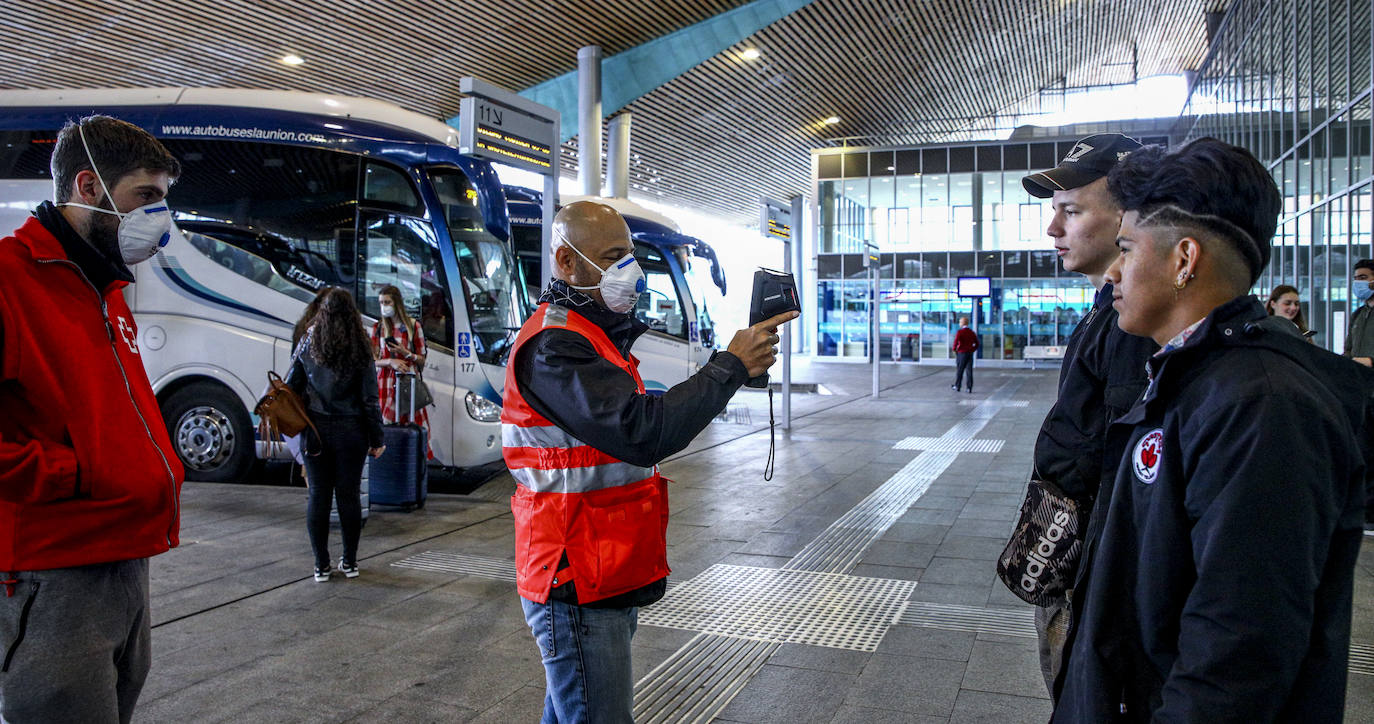 Los viajeros hacia Bilbao y procedentes de la capital vizcaína son continuos en la estación de autobuses.