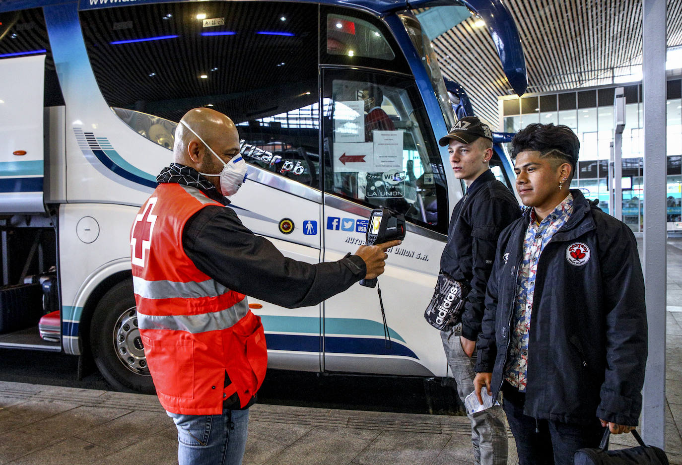 Los viajeros hacia Bilbao y procedentes de la capital vizcaína son continuos en la estación de autobuses. 