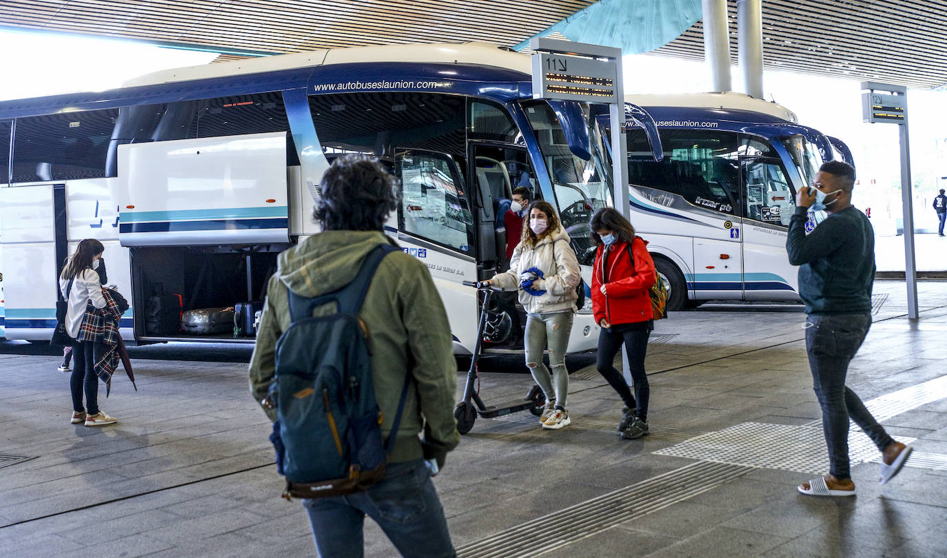 Los viajeros hacia Bilbao y procedentes de la capital vizcaína son continuos en la estación de autobuses. 