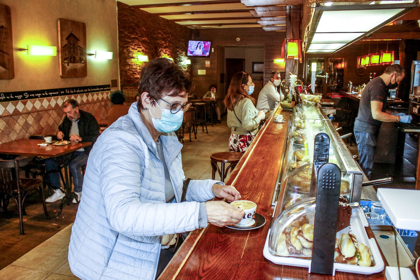 Los clientes disfrutan de sus consumiciones en la barra del Bar Amaika.