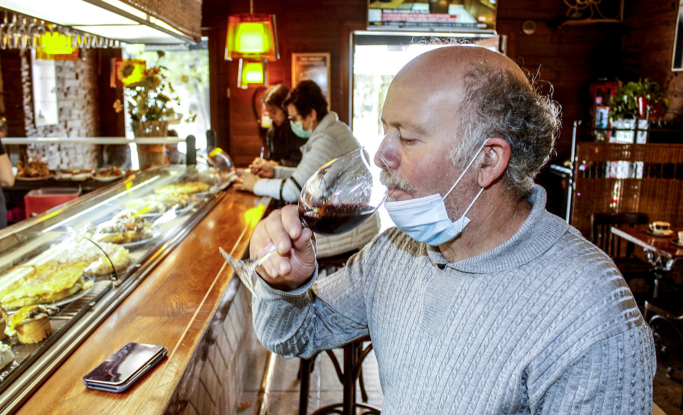 Los clientes disfrutan de sus consumiciones en la barra del Bar Amaika.