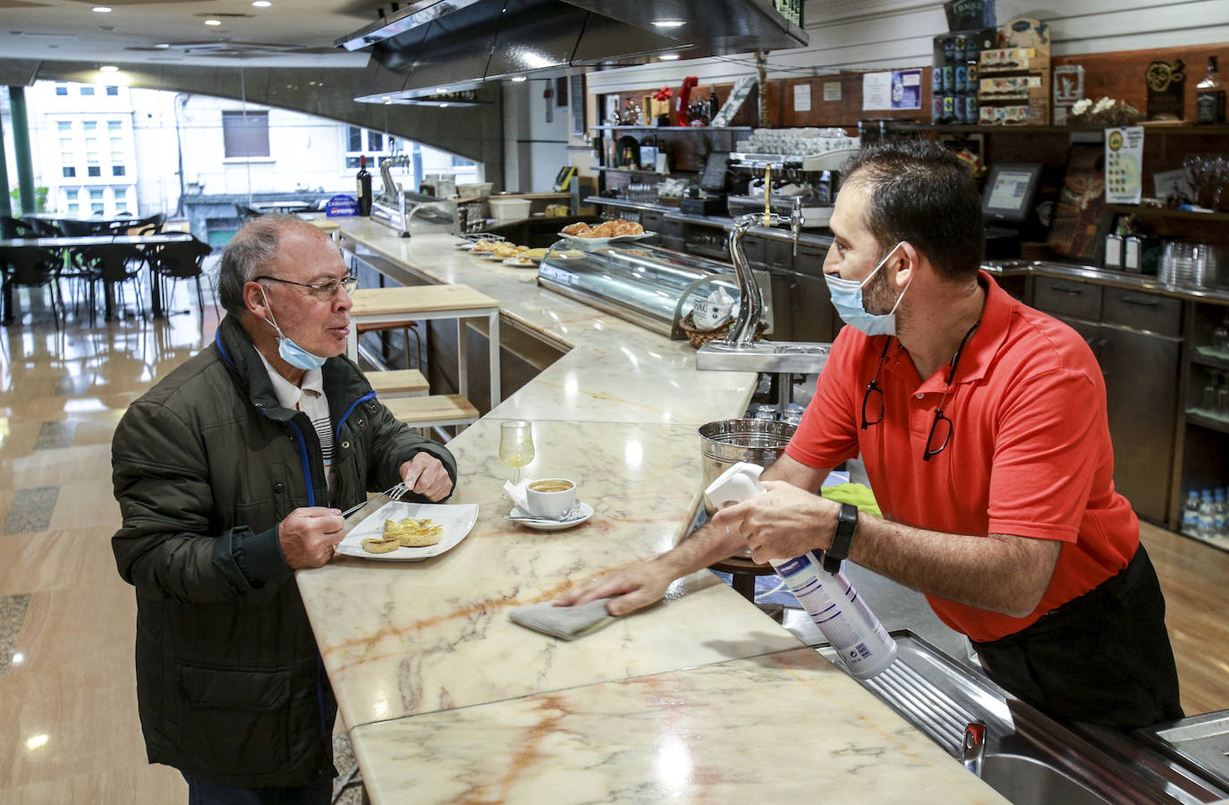 Los bares, como este de la estación de Dendaraba, han retomado el contacto con los clientes en la barra. 